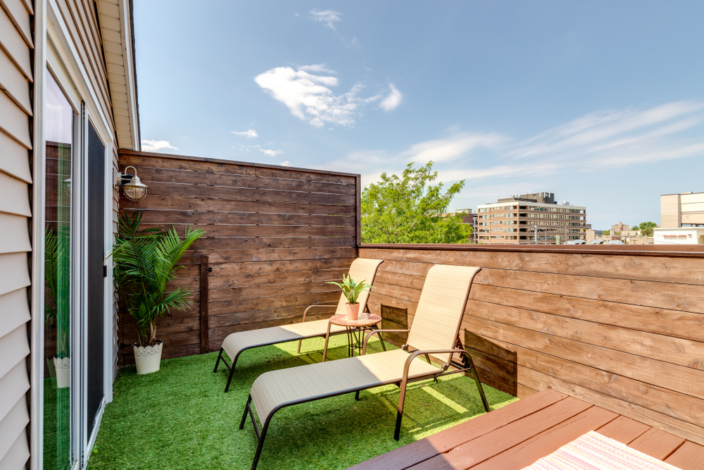 Comment aménager le sol de sa terrasse ou son balcon pour les rendre agréables