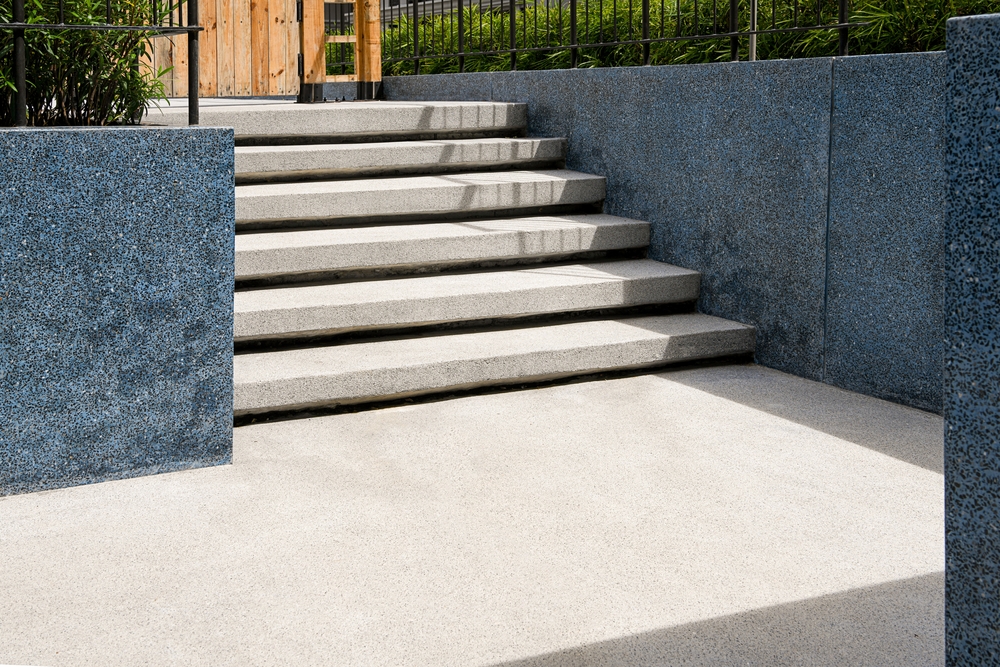 Les mesures avant l'installation de sols pour escaliers extérieurs